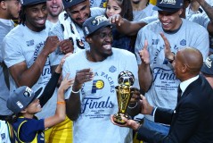 波特兰球迷热烈欢迎杨瀚森加盟开拓者队，利拉德拥抱新队友