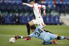 穆里尼奥费内巴切连败挑战：教练困境与球队转型